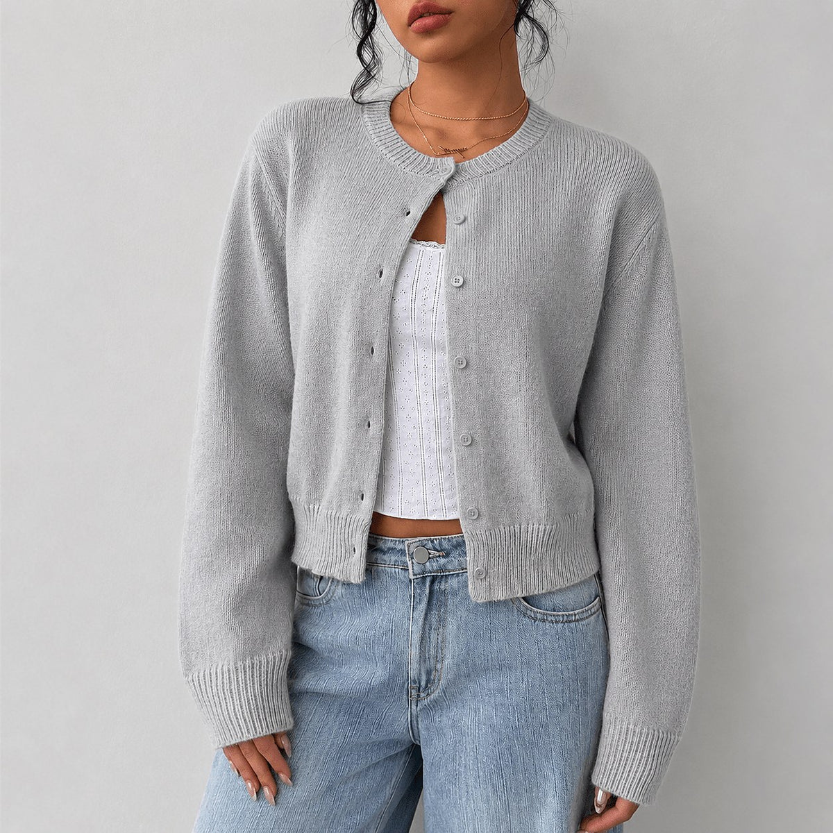 Kort finstrikket cardigan med små knapper
