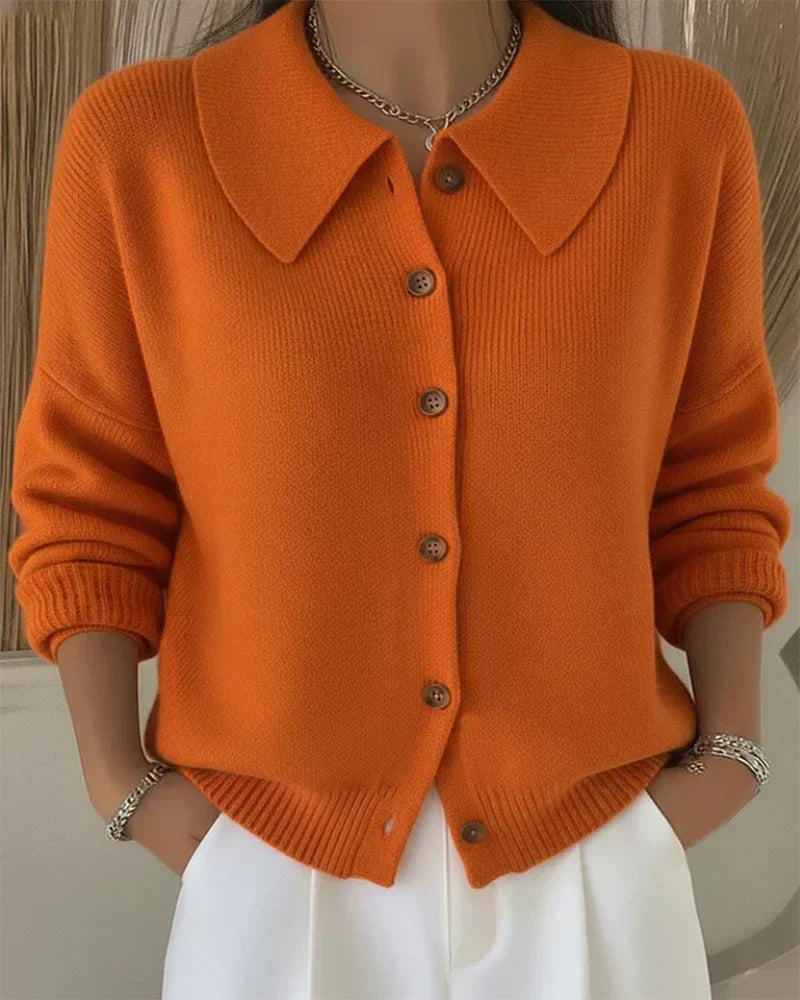 Finstrikket cardigan med krave og slids