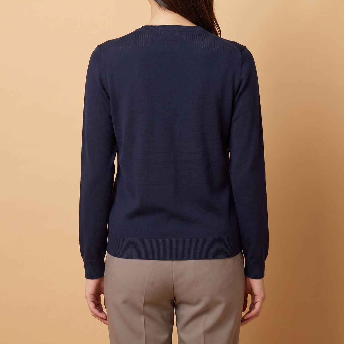 Cardigan med knapper og rund hals i marineblå set bagfra