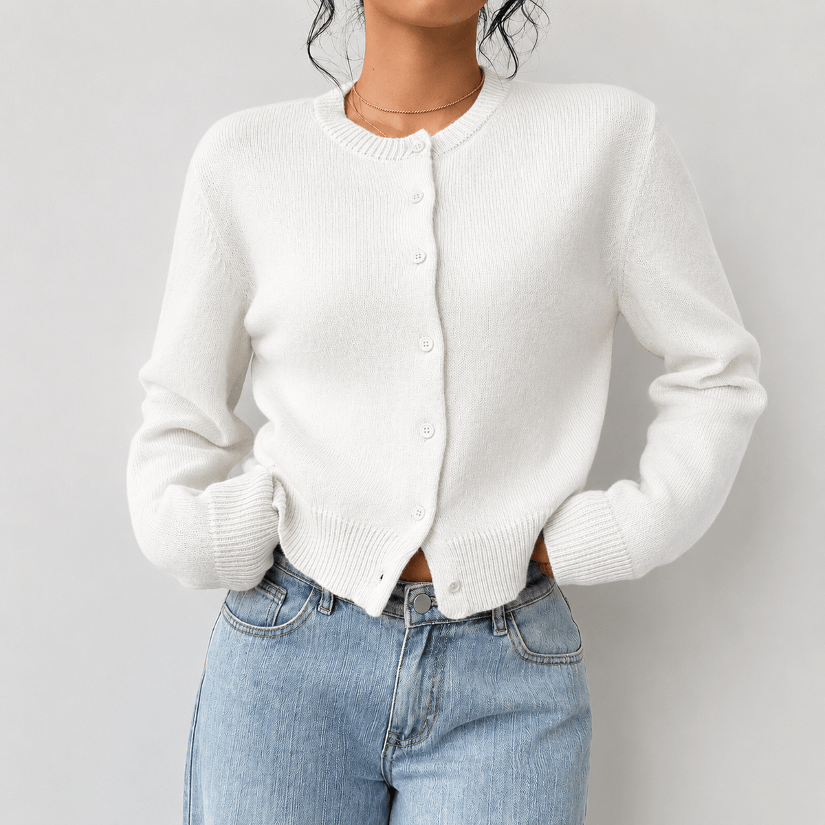 Kort finstrikket cardigan med små knapper