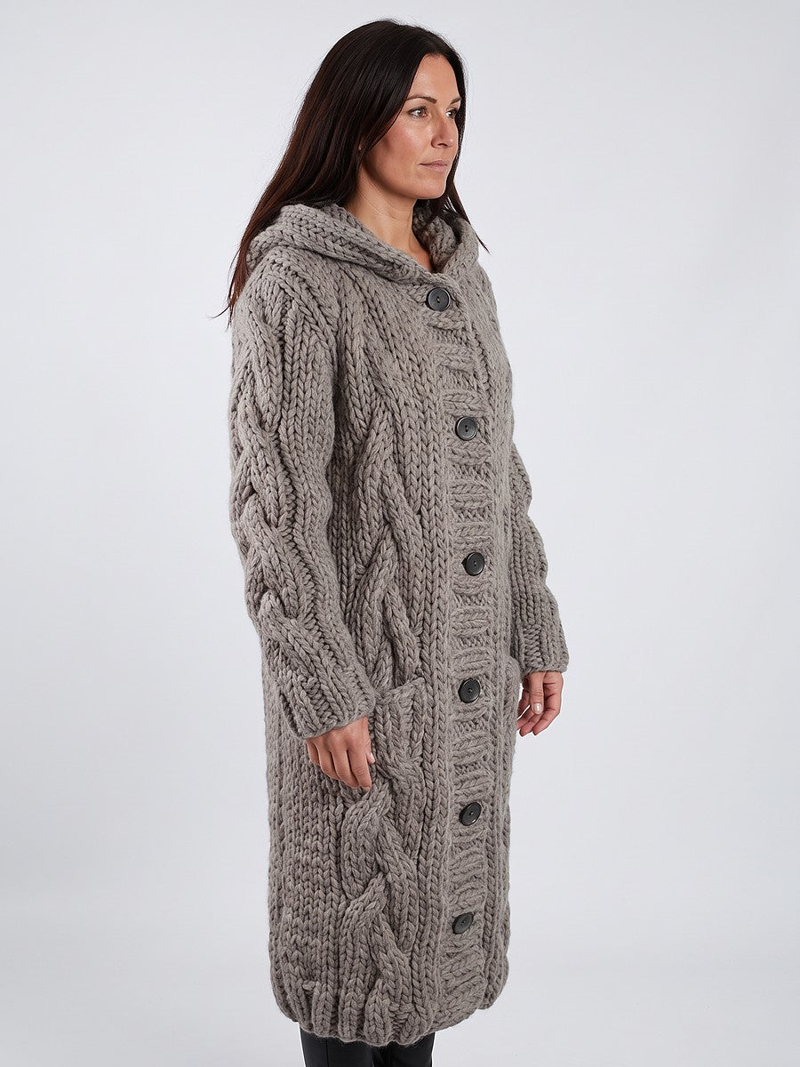 Lang grovstrikket cardigan med hætte