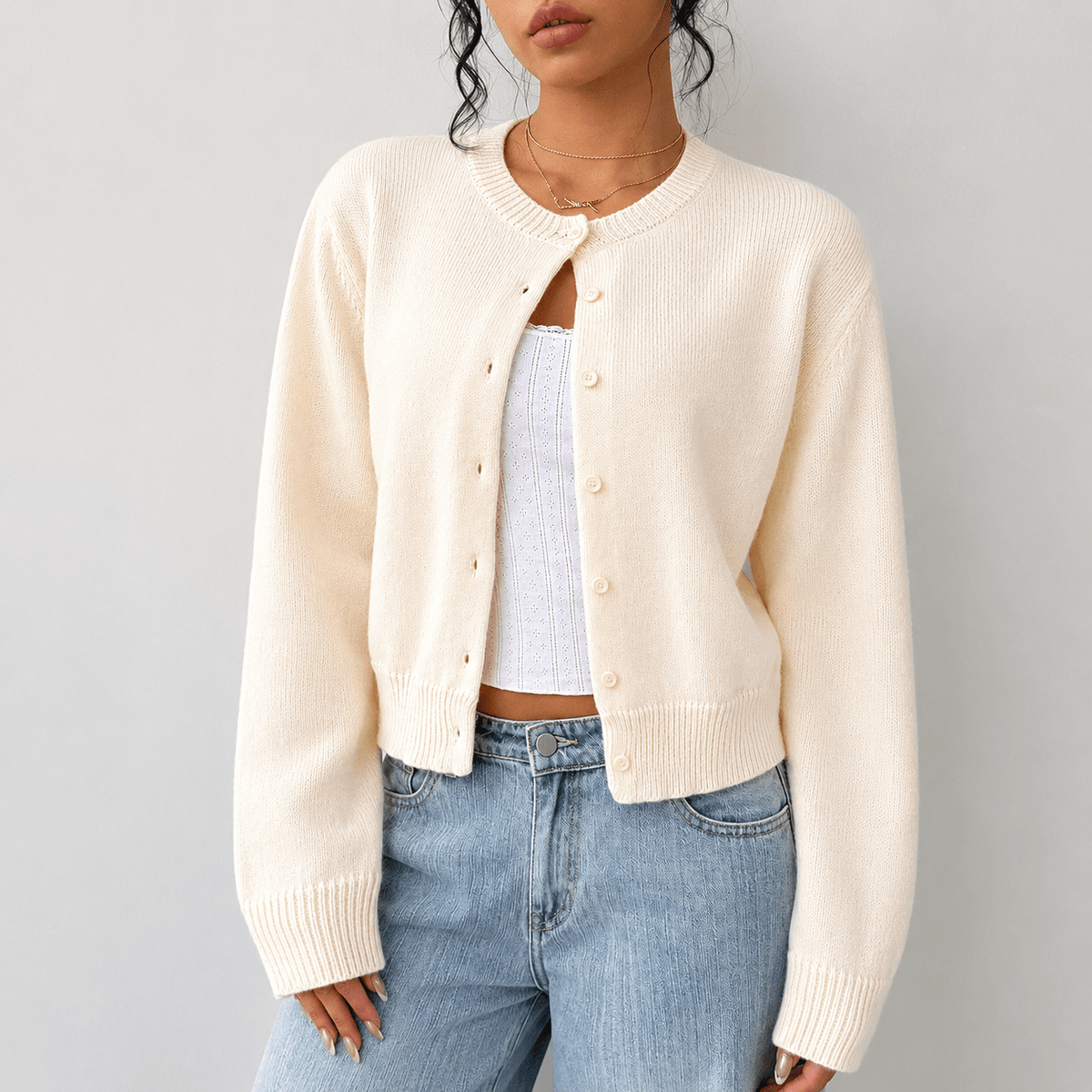Kort finstrikket cardigan med små knapper