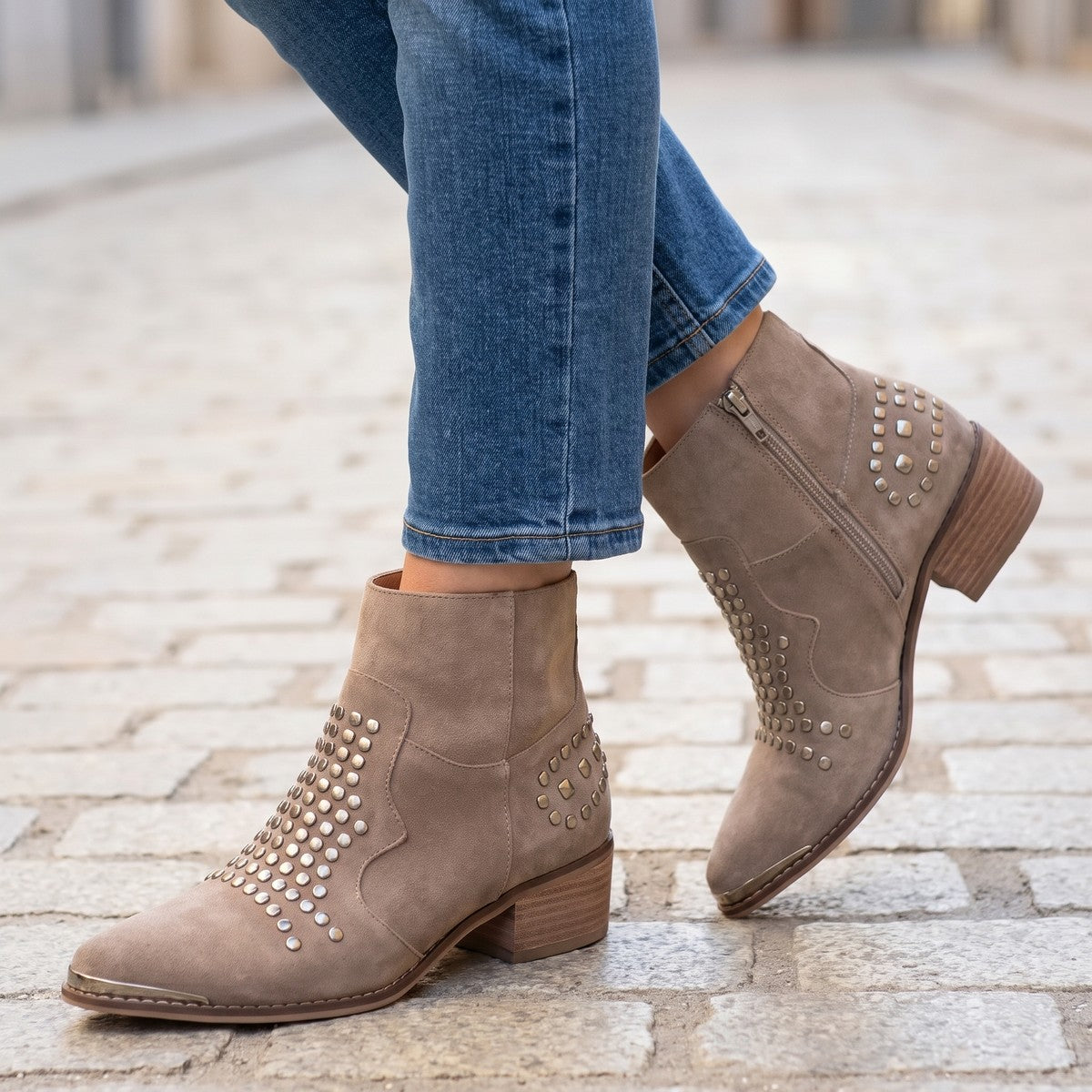 Bottines Cloutées Femme à Talon Bas