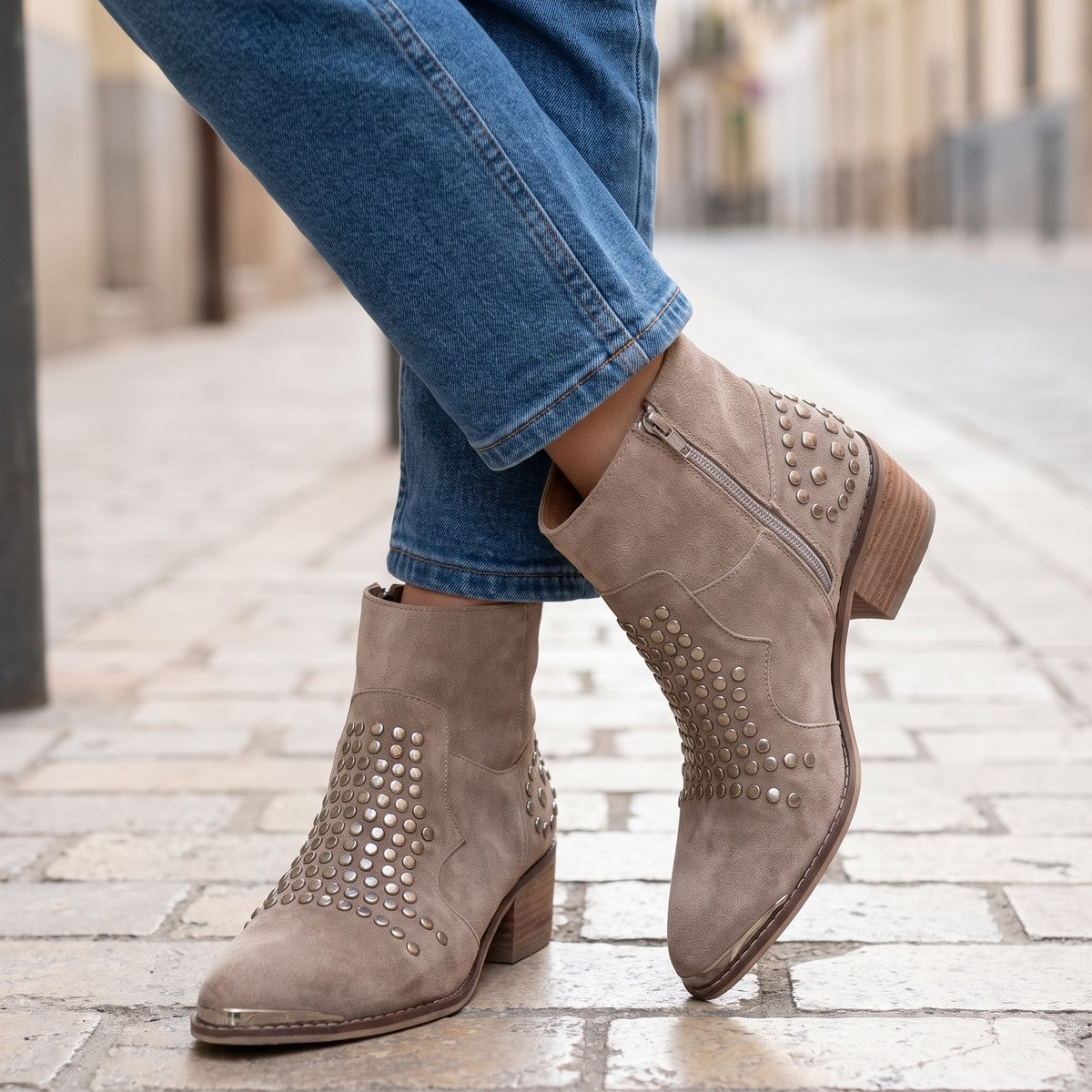 Bottines Cloutées Femme à Talon Bas
