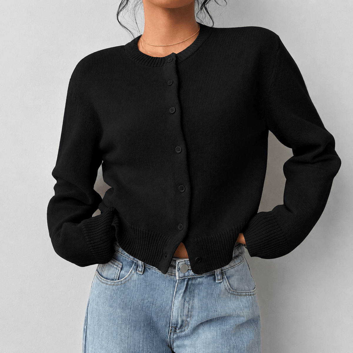 Kort finstrikket cardigan med små knapper