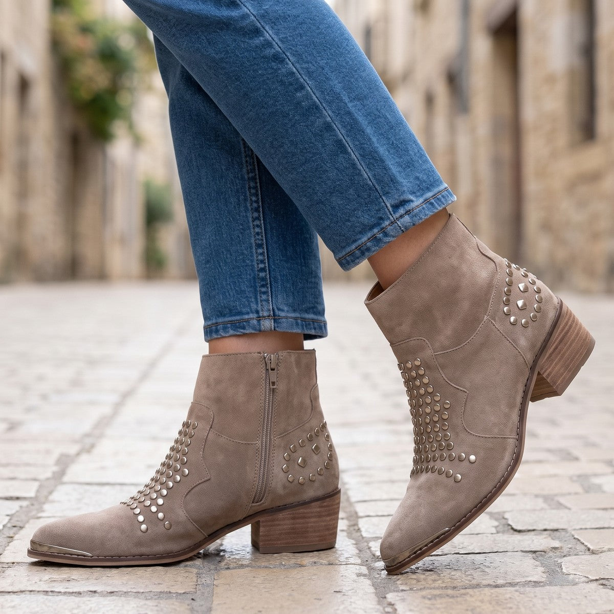 Bottines Cloutées Femme à Talon Bas
