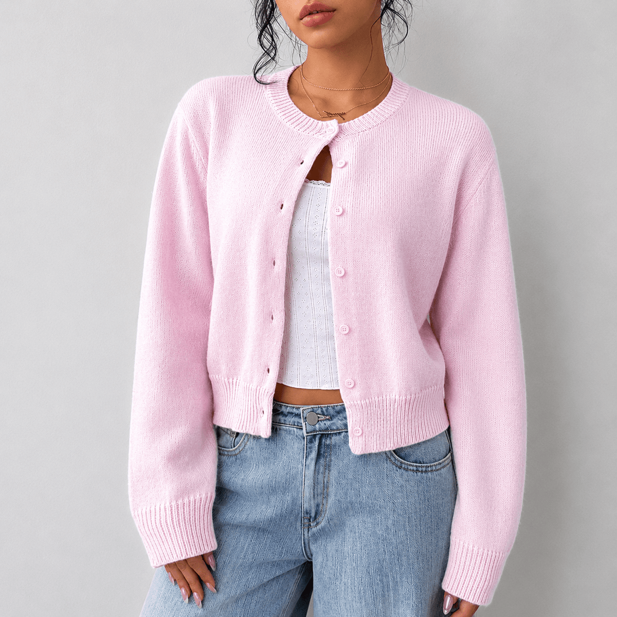 Kort finstrikket cardigan med små knapper